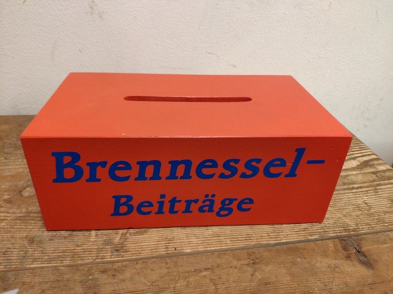 Die rote Brennessel-Box ist im Gemeindeamt, im Musikheim und im Feuerwehrhaus zu finden.