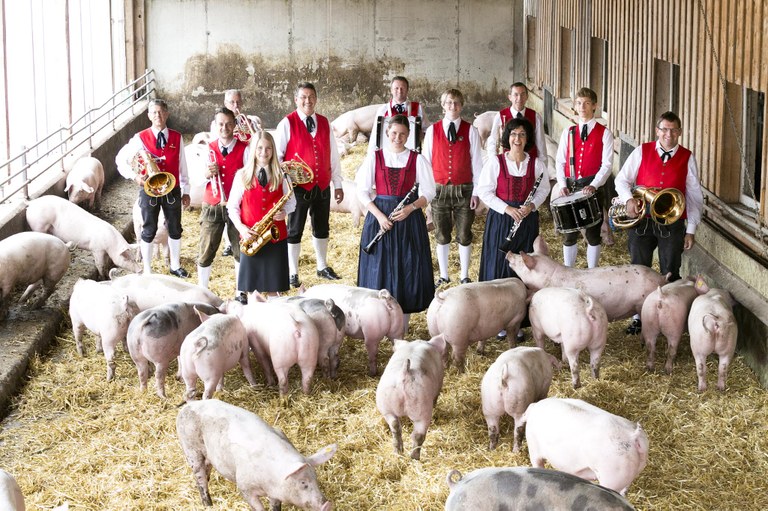 Bürgermusik speilt im Schweinestall
