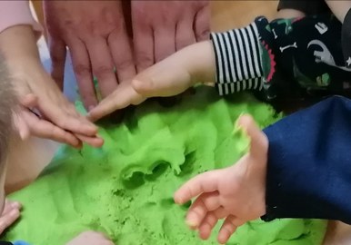 Knete für Kinder im Regenbogenhaus