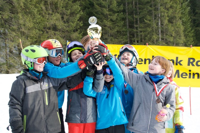 Die Klasse 4a der Volksschule Montfort gewann den Wanderpokal für die Klasse mit den meisten Teilnehmern.
