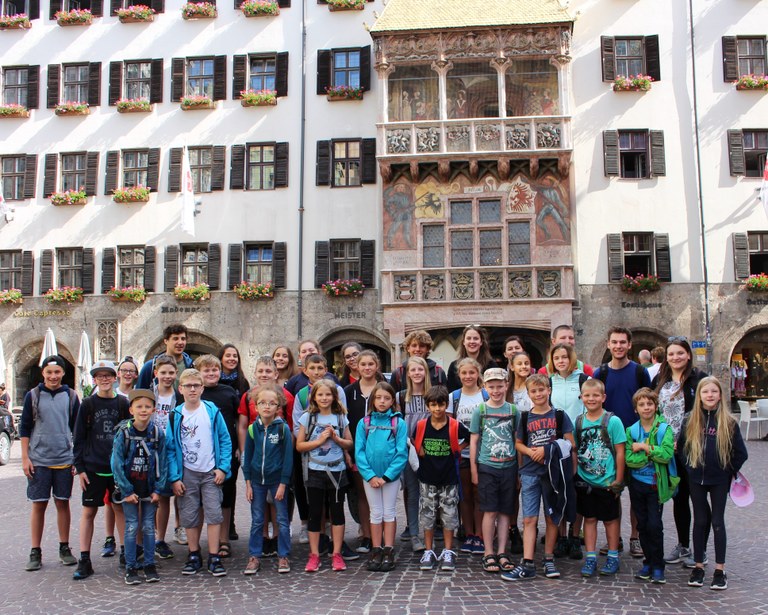 28 Minis und 7 Begleitpersonen bestaunten das goldene Dachl in Innsbruck.