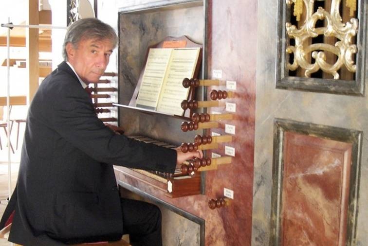 Bruno Oberhammer an der Orgel - er wird  im Kompositionsauftrag der Basilikakonzerte auch eine Uraufführung spielen