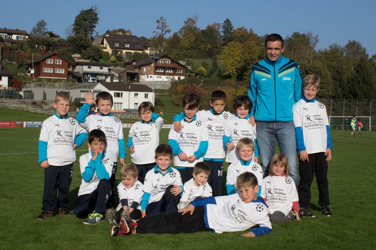 Die U7-Mannschaft mit Trainer Roland Kuppelwieser. © Florian Hepberger/FC Staad