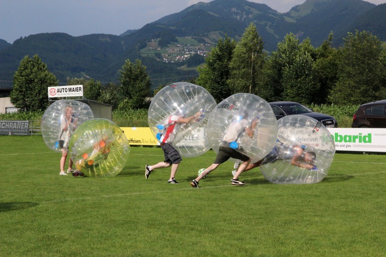 Harte Kämpfe um jeden Zentimeter beim Bubbleball-Turnier in Brederis. © Arno Huber